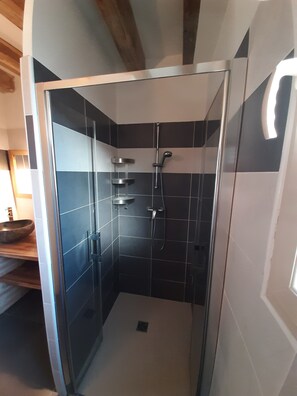 Douche, sèche-cheveux, serviettes fournies, papier toilette