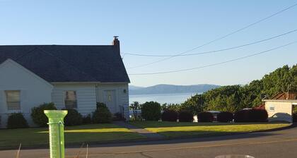 Cozy Astoria Cottage, Million Dollar View, Affordably Priced!