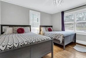 2 Schlafzimmer, Schreibtisch, Bügeleisen/Bügelbrett, kostenloses WLAN
