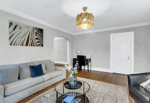 TV, fireplace - Southern Comfort Bungalow 15 Mins to Downtown+ Parking (Atlanta)