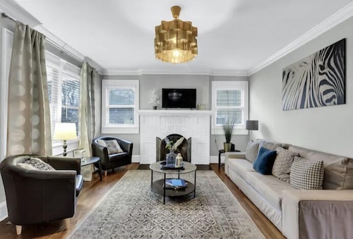 Southern Comfort Bungalow 15 Mins to Downtown+ Parking