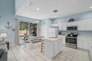 Fridge, microwave, oven, stovetop - Beautiful Family Home Near Disney World (Kissimmee)