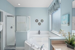 Ensemble douche/baignoire, baignoire à jets, sèche-cheveux