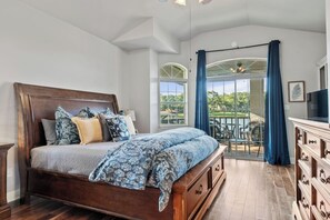 Skrivebord, strykejern/-brett, reiseseng for barn og wi-fi (inkludert)