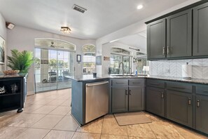 Frigorífic, microones, forn i placa de cuina