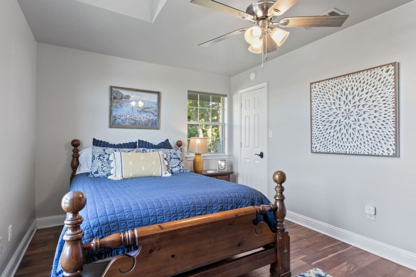 4 bedrooms, desk, iron/ironing board, travel crib