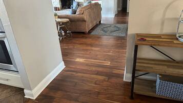 TV connectée, cheminée, jeux vidéo, table de tennis de table