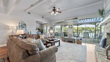 Smart-tv, een open haard, videospelletjes en een tafeltennistafel