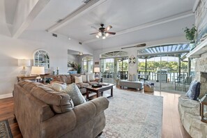 Una Smart TV, una chimenea, videojuegos, una mesa de tenis de mesa