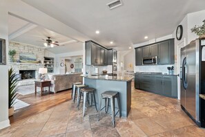 冷蔵庫、電子レンジ、オーブン、コンロ