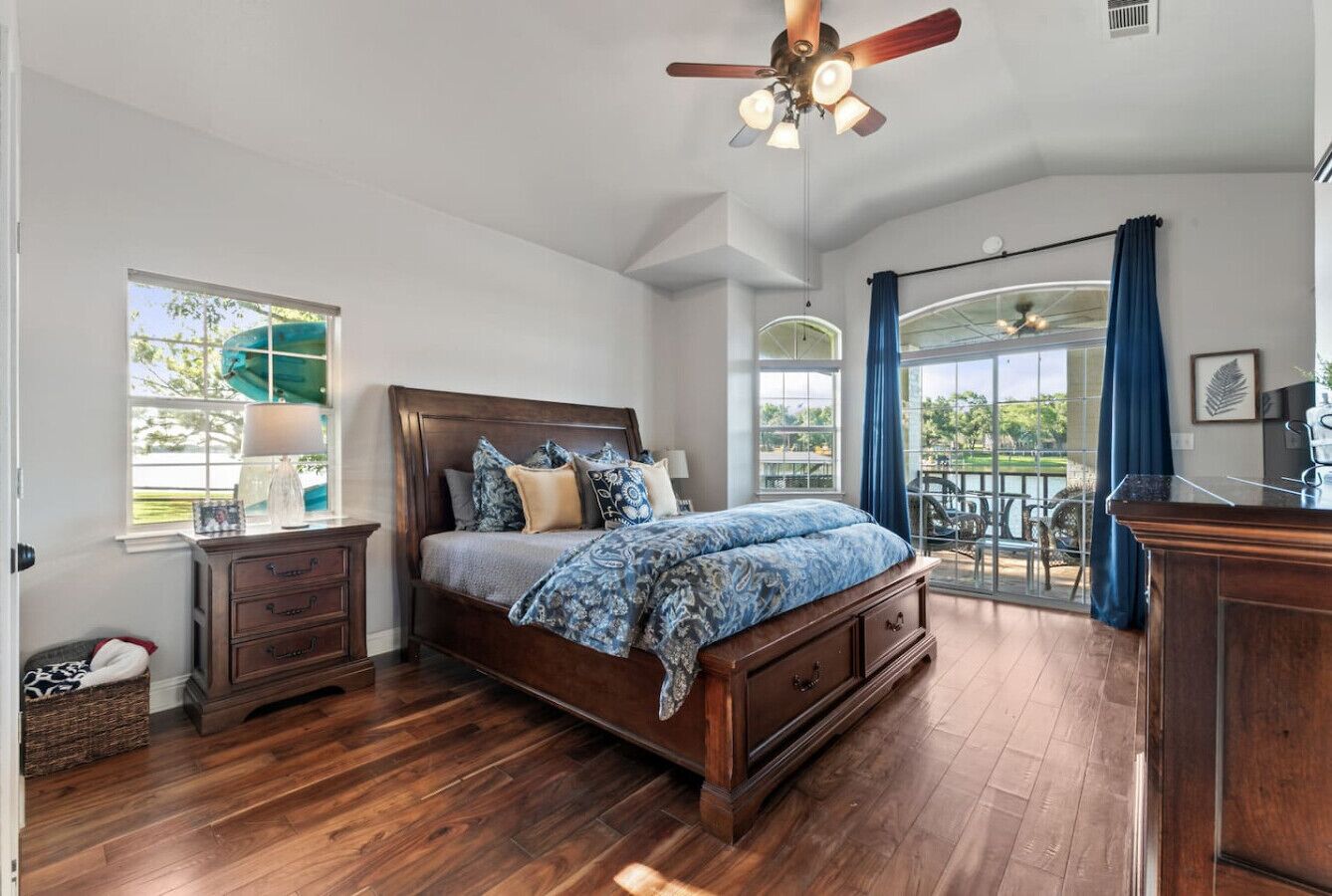 4 habitaciones, escritorio y tabla de planchar con plancha 