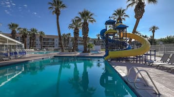 Alberca techada y alberca al aire libre