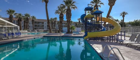 Una piscina cubierta, una piscina al aire libre