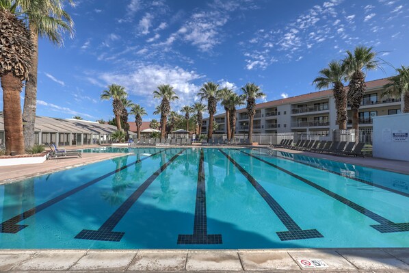 Een binnenzwembad, een buitenzwembad