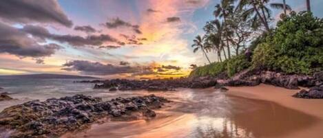 En la playa, sillas reclinables de playa, toallas de playa