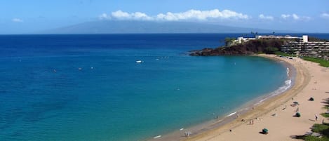 在海滩、沙滩椅、沙滩毛巾