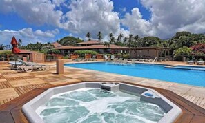 Utomhuspool och uppvärmd pool