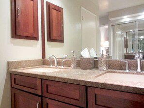 Duschwanne, Haartrockner, Handtücher, Seife