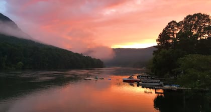 Waterfront Paradise- 10 minutes from downtown Chattanooga