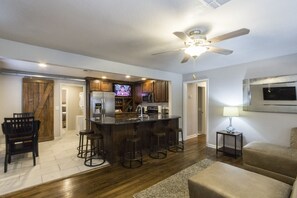 Una televisión, una chimenea