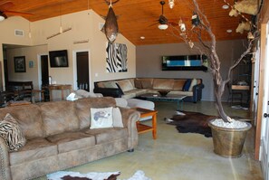 Smart-TV, DVD-Player, TischfuĂball, Tischtennisplatte