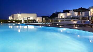 Piscina externa, funciona das 10h30 às 19h30, guarda-sóis