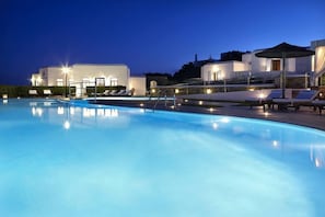 Outdoor pool, open 10:30 AM to 7:30 PM, pool umbrellas, pool loungers - Hotel Mediterranean (Naxos)
