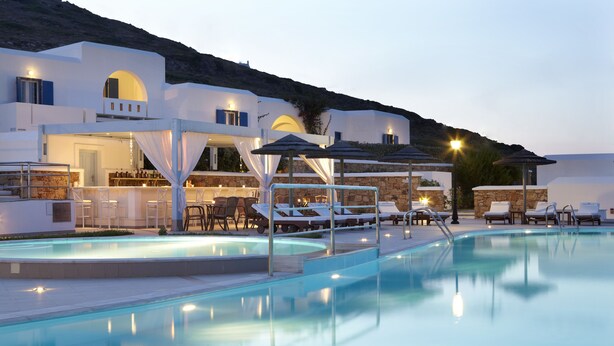 A poolside area with lounge chairs, umbrellas, and a bar. - Hotel Mediterranean (Naxos)