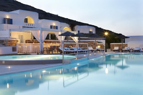 Outdoor pool, open 10:30 AM to 7:30 PM, pool umbrellas, pool loungers - Hotel Mediterranean (Naxos)