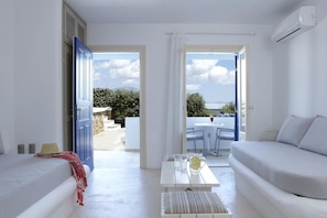 Flat-screen TV - Hotel Mediterranean (Naxos)