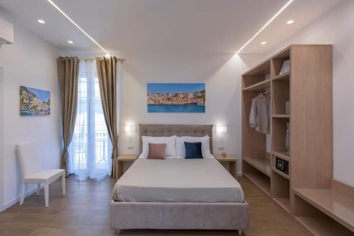 Suite monolocale familiare | Minibar, una cassaforte in camera, una scrivania, Wi-Fi gratuito