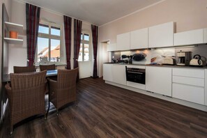 Jääkaappi, mikroaaltouuni, uuni, astianpesukone