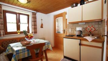 Kühlschrank, Herdplatte, Wasserkocher mit Kaffee-/Teezubehör, Toaster