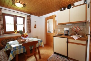 Kühlschrank, Herdplatte, Wasserkocher mit Kaffee-/Teezubehör, Toaster