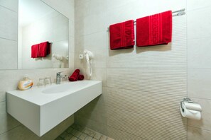 Dusche, Haartrockner, Handtücher