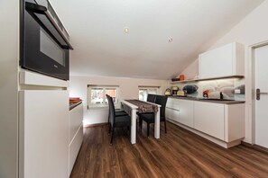 Kühlschrank, Mikrowelle, Ofen, Geschirrspüler