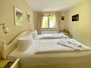 2 slaapkamers, een bureau, een strijkplank/strijkijzer, reisbedje