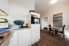 Kühlschrank, Mikrowelle, Ofen, Geschirrspüler