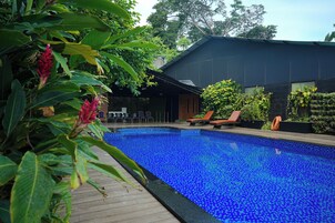 Una piscina al aire libre