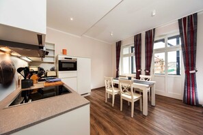 Réfrigérateur, micro-ondes, four, lave-vaisselle