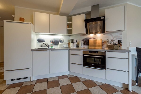 Kühlschrank, Ofen, Geschirrspüler, Hochstuhl