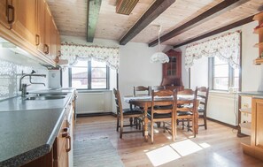 Refrigerador, parrilla de estufa, lavavajillas y cafetera y tetera 