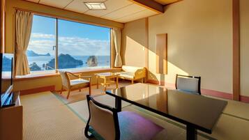 Minibar, in-room safe, free WiFi, bed sheets