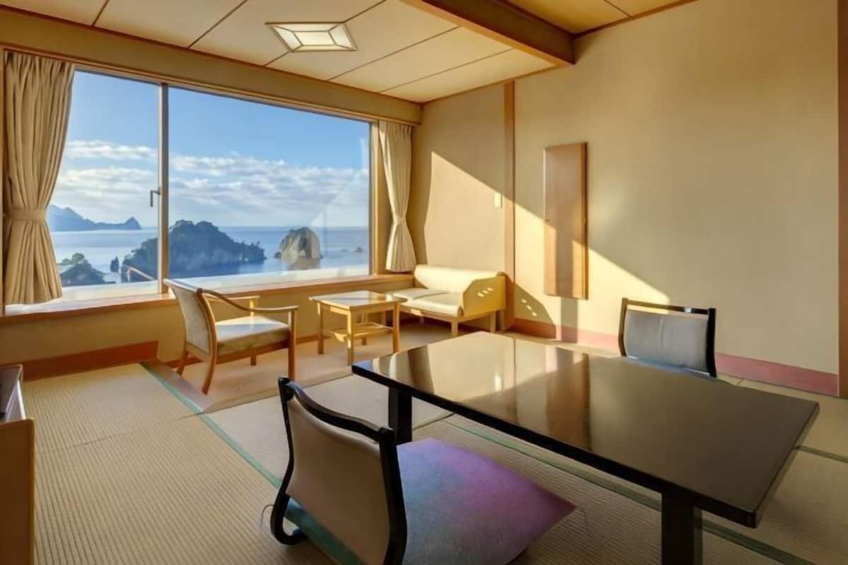 Living area | Flat-screen TV