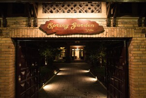 Fachada de la propiedad por la tarde o noche