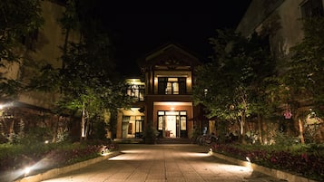 Voorkant accommodatie - avond/nacht