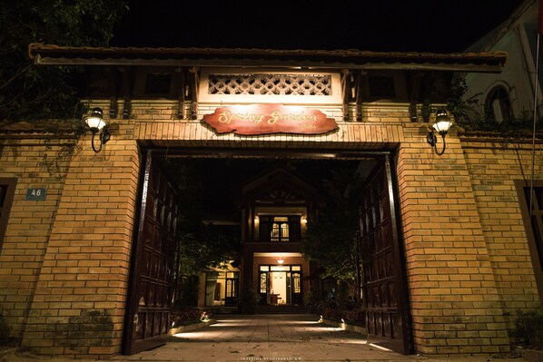 A hotel entrance with a sign reading "Spring Garden Villa."