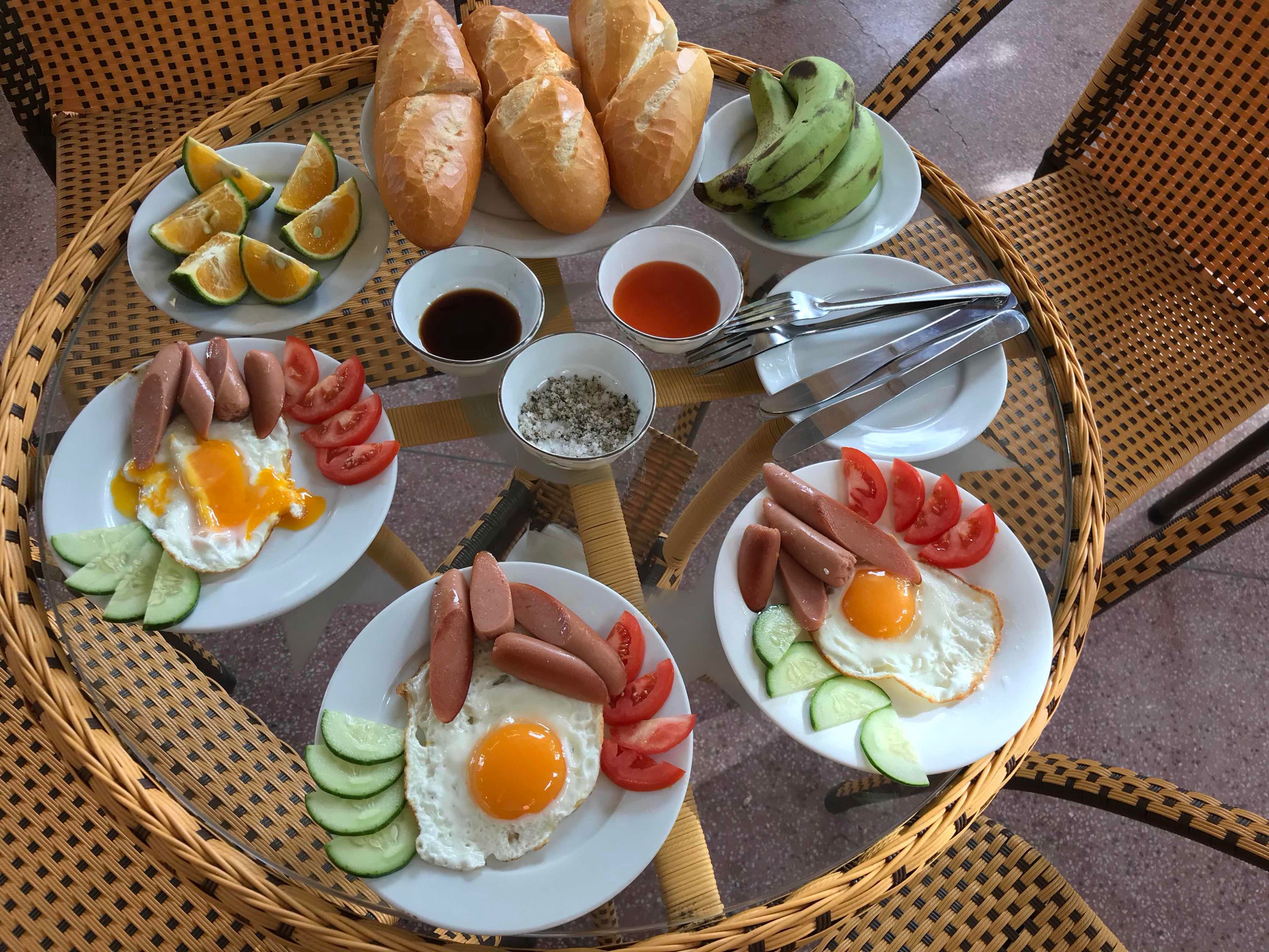 Free daily English breakfast