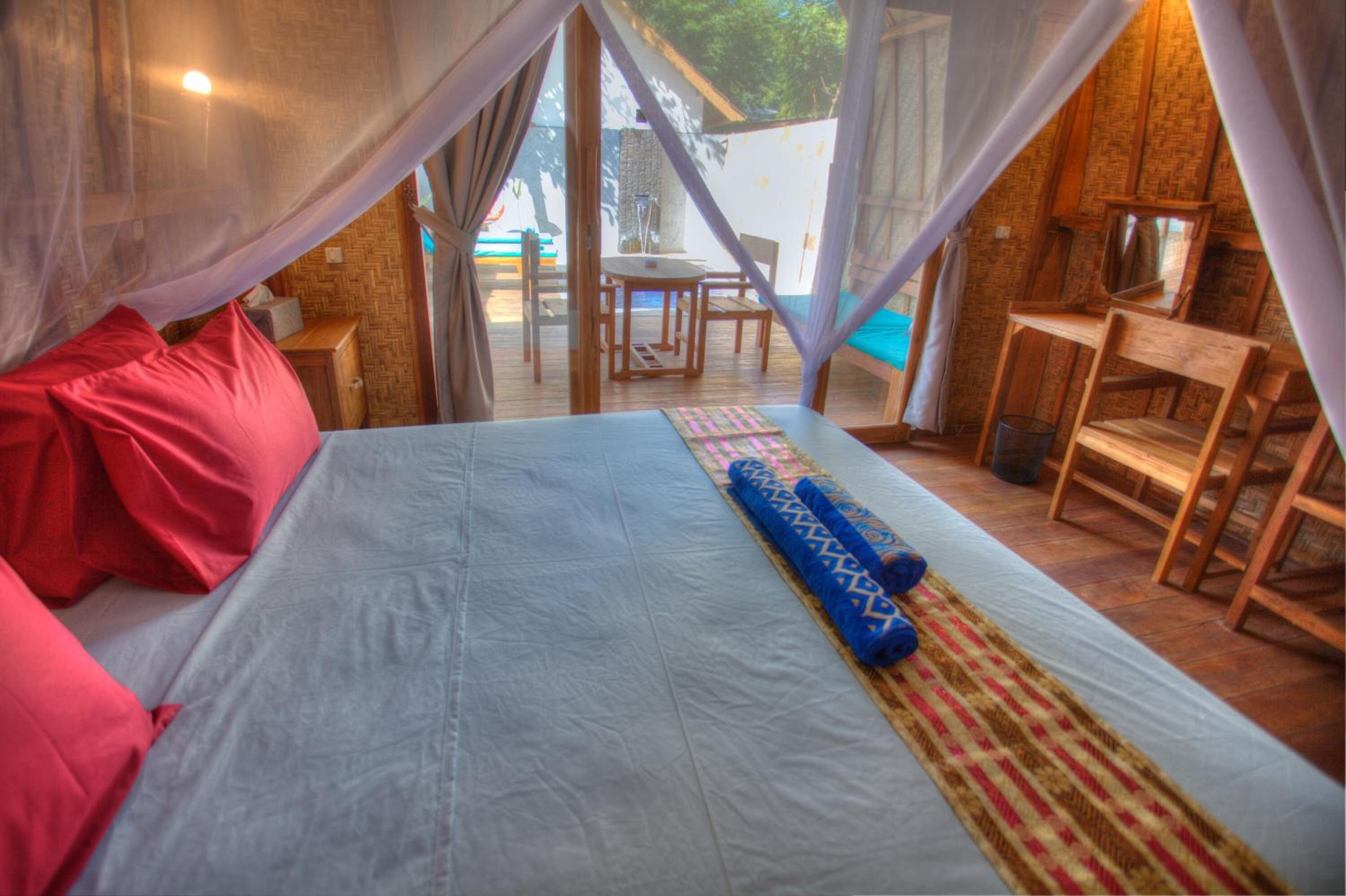 Ropa de cama de alta calidad y minibar 