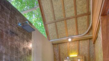 Douche, articles de toilette gratuits, serviettes fournies